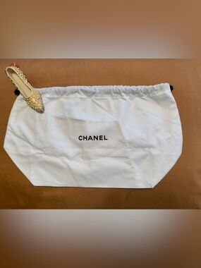 CHANEL white smaller oblong drawstring dust bag VVGUC++